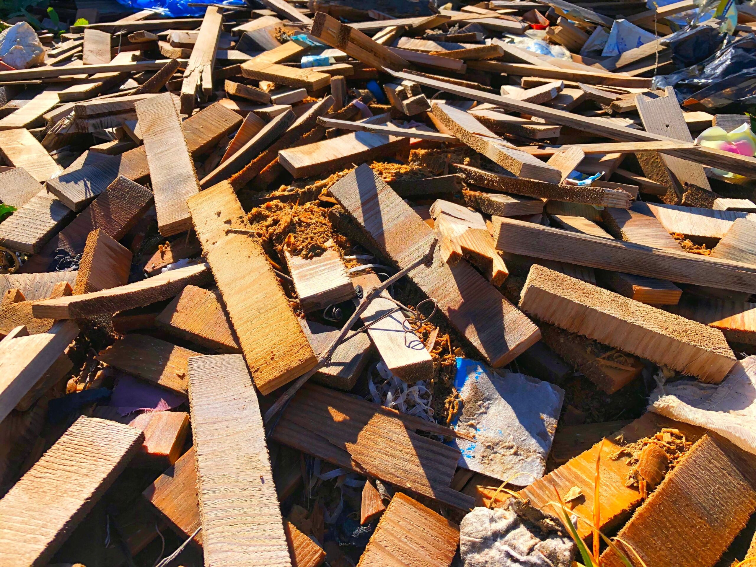 Comprendre les classes A, B et C des déchets de bois pour mieux les recycler