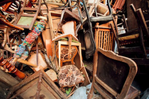 meubles en bois cassé